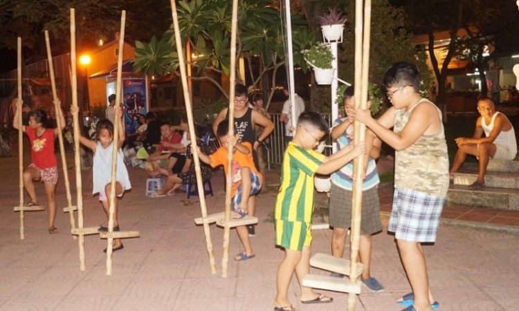 hoạt động trung thu cho bé- tổ chức các trò chơi dân gian